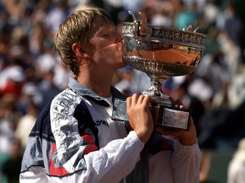 Yewgeny Kafelnikov con el trofeo de campeón de Roland Garros 1996

Winner Yewgeny Kafelnikov kiss the Cup