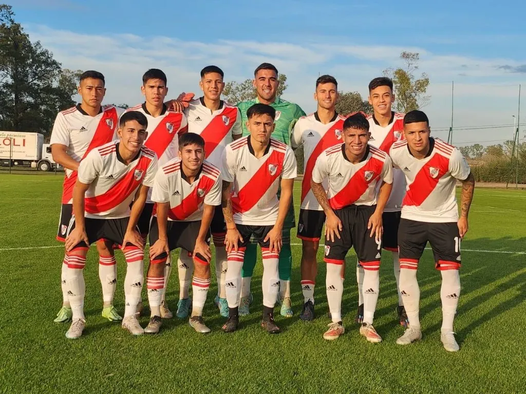 La formación de la Cuarta División con Matías Gallardo entre los titulares.