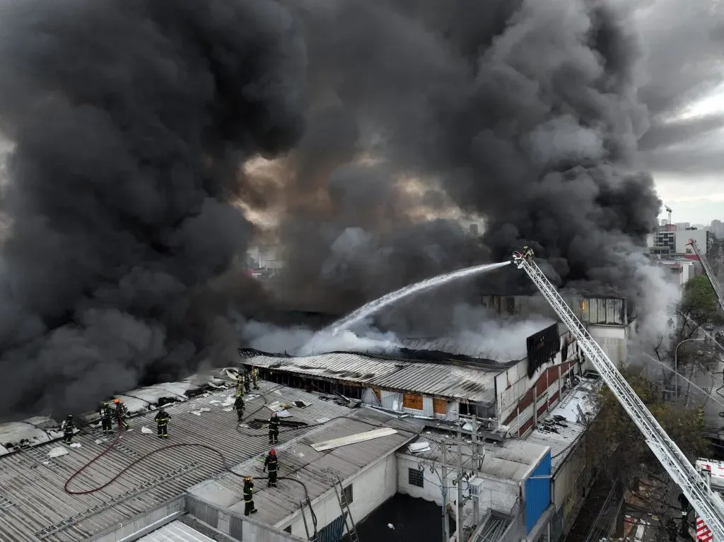 Incencio estructural afecta locales comerciales en barrio Meiggs, Estacion Central | Foto: ATON