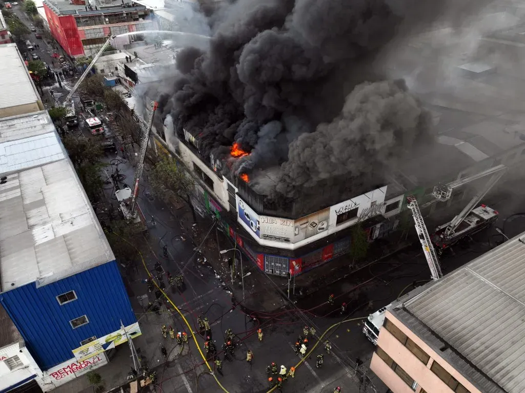 Incencio estructural afecta locales comerciales en barrio Meiggs, Estacion Central | Foto: ATON