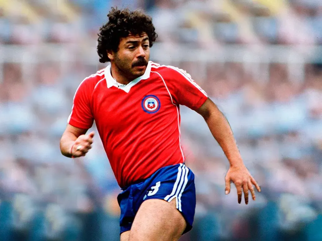 Carlos Caszely jugando por la Roja
