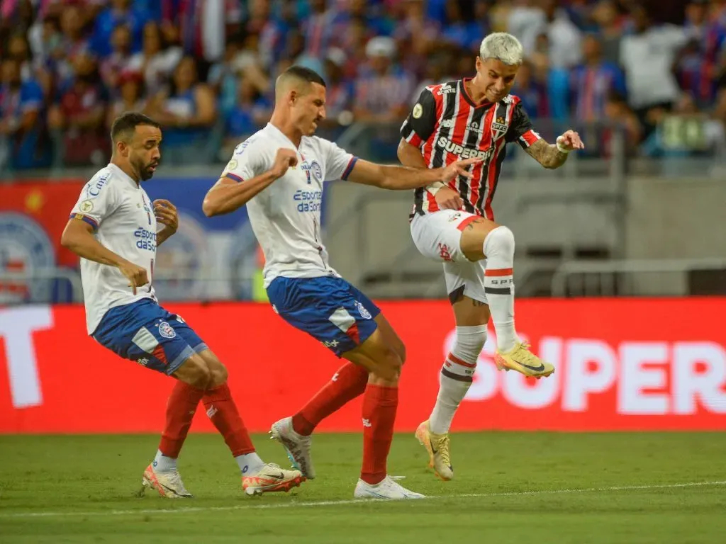 Gabriel Xavier, zagueiro do Bahia, disputando a jogada com Ferreirinha, atacante do São Paulo. Foto: Jhony Pinho/AGIF