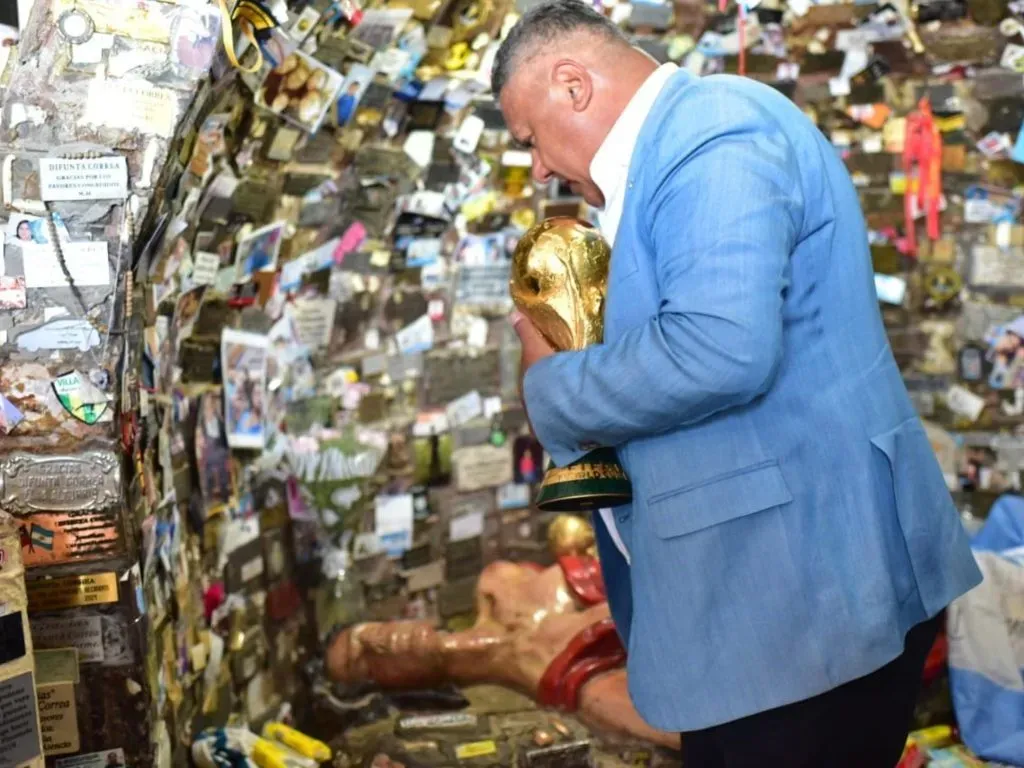 Chiqui Tapia con la Copa del Mundo en el Santuario de la Difunta Correa