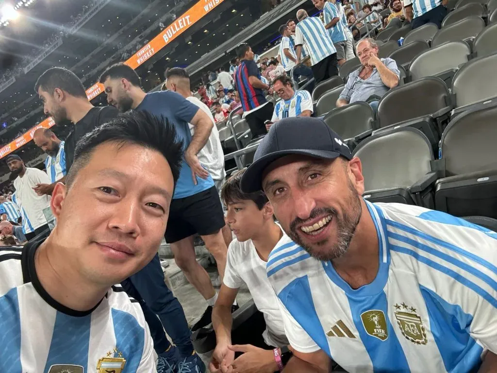 Manu Ginóbili, un argentino más en las tribunas del Argentina vs. Chile