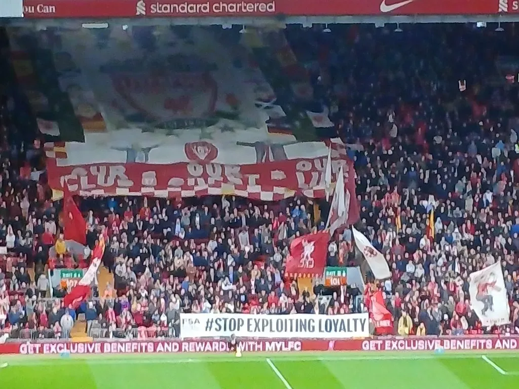 La bandera de los hinchas de Liverpool en Anfield.