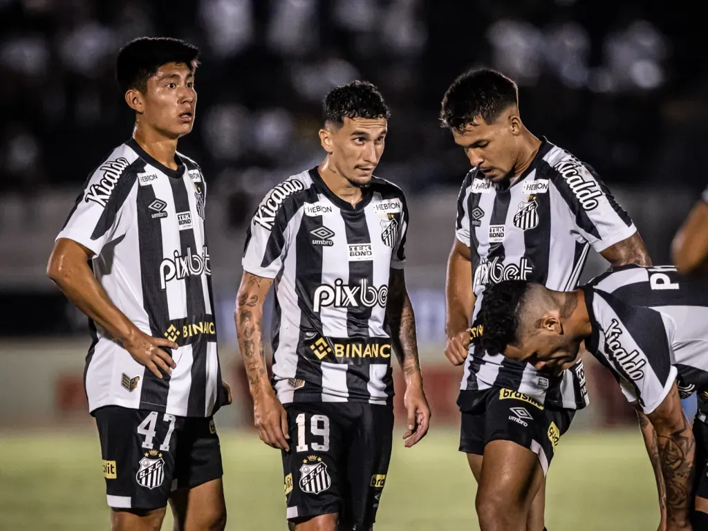 Jogadores do Santos durante partida - Foto: Raul Baretta/Santos FC