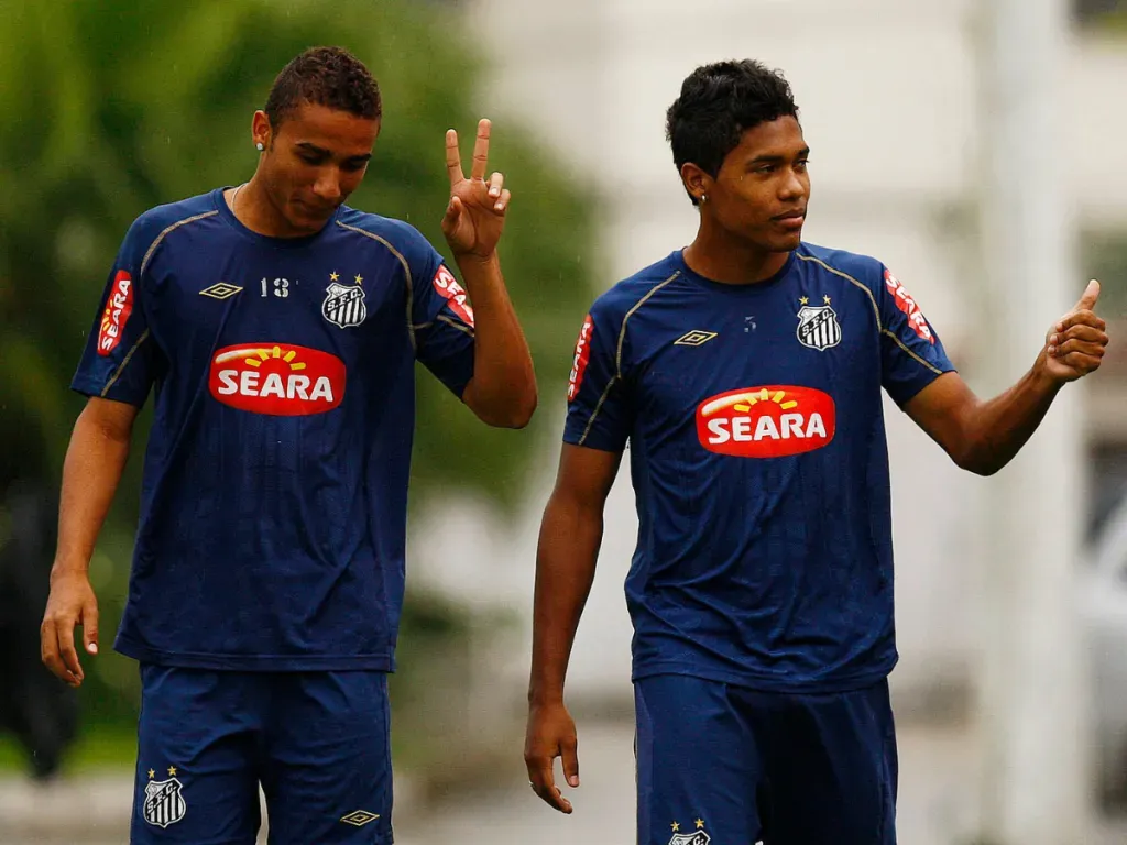 Danilo e Alex Sandro, ex-jogadores do Santos, durante treino – Foto: Ricardo Saibun/Santos FC