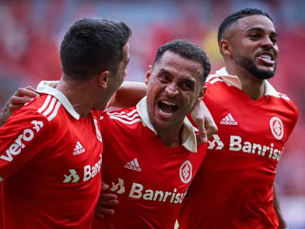 TERNACIONAL X YPIRANGA – Alan Patrick jogador do Internacional comemora seu gol com Carlos De Pena e Wanderson jogadores da sua equipe durante partida contra o Ypiranga no estadio Beira-Rio pelo campeonato Gaucho 2023. Foto: Maxi Franzoi/AGIF