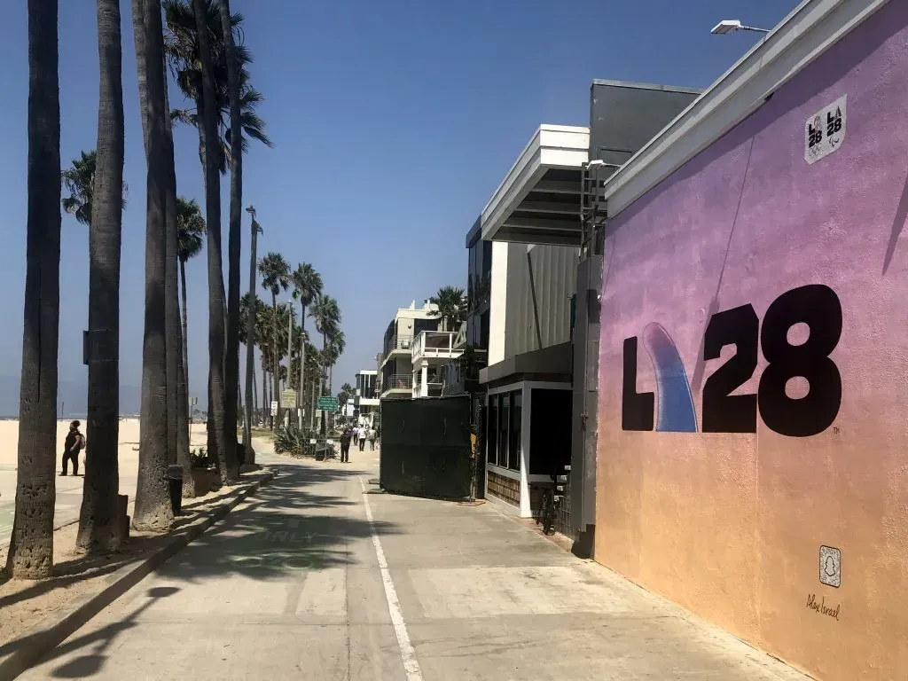 Las calles de Venice Beach con el logo de Los Ángeles 2028 (Getty)