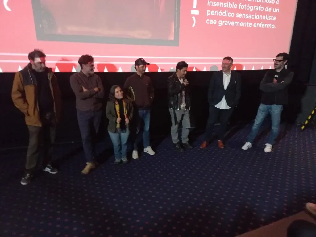 Al término de la película, hubo una sesión de preguntas y respuestas con el director, Luis Javier Henaine (a la derecha de la imagen) y también con Harold Torres, protagonista de la cinta (de chamarra negra y pantalón de mezclilla). Imagen: Walter Estrella.