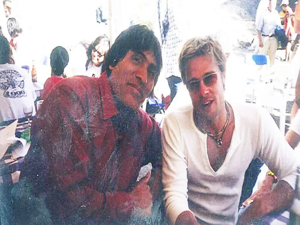 El actor posando con Brad Pitt en la filmación de la cinta, La Mexicana. Imagen: Facebook oficial de Miguel Ángel Fuentes.