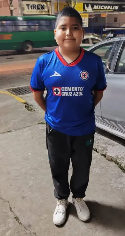 La imagen de José Armando posando con la playera de Cruz Azul