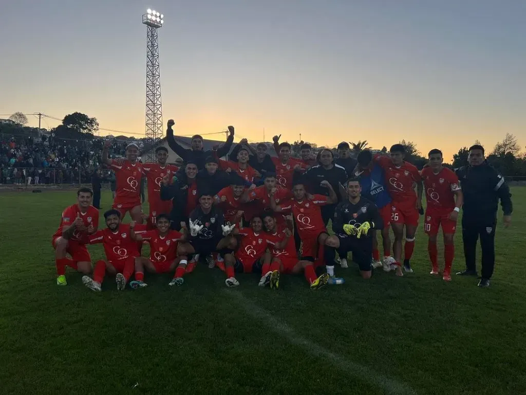 Colegio Quillón celebrando su clasificación en Copa Chile. (Foto: clubdeportesquillon)