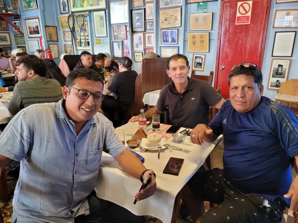 Gustavo Zeballos (al medio) y dos amigos felices con la visita de Colo Colo a Lima