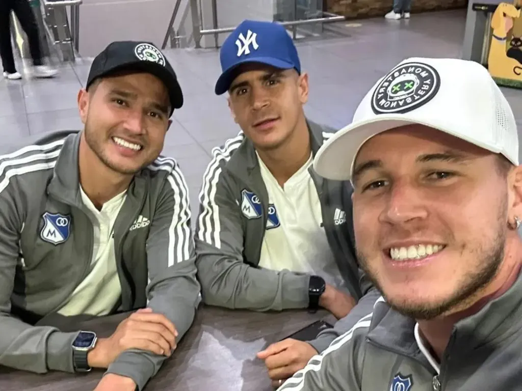 Vargas junto a sus compañeros de equipo rumbo a Uruguay (Millonarios FC)