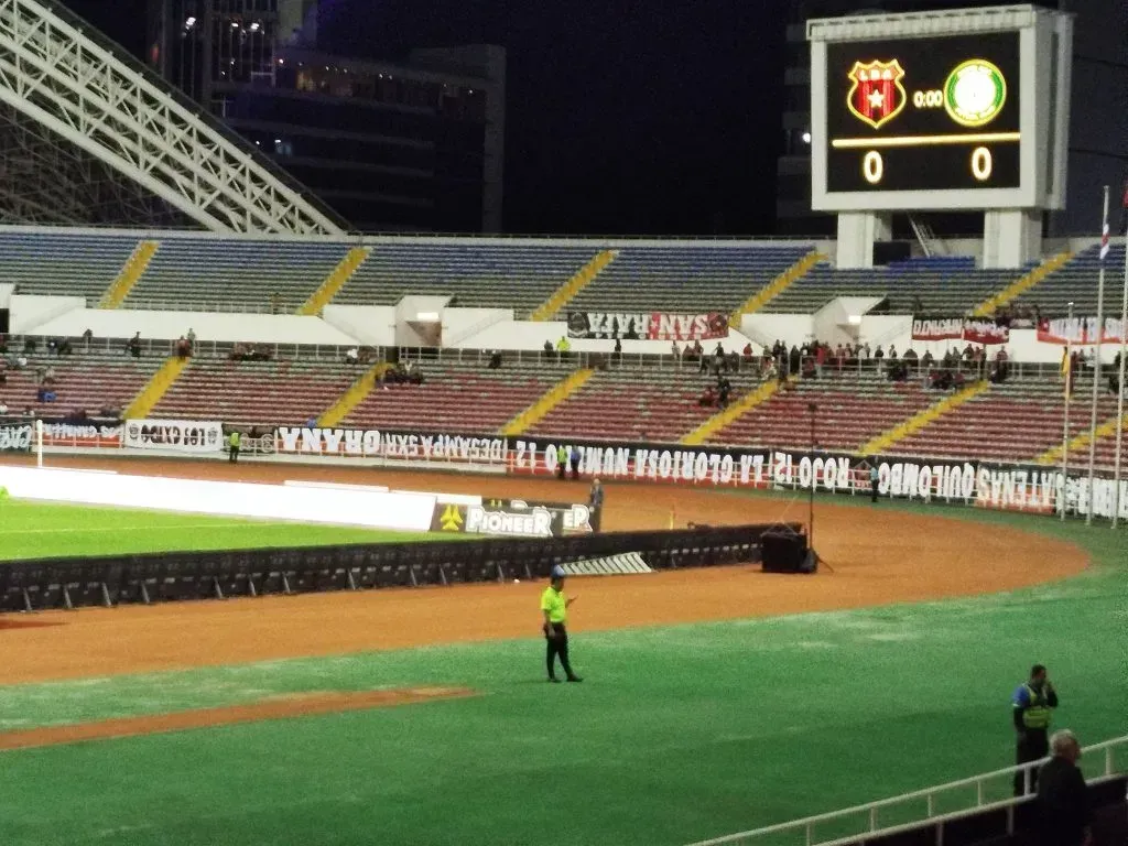 Alajuelense colgó sus mantas al revés (Ferlín Fuentes).