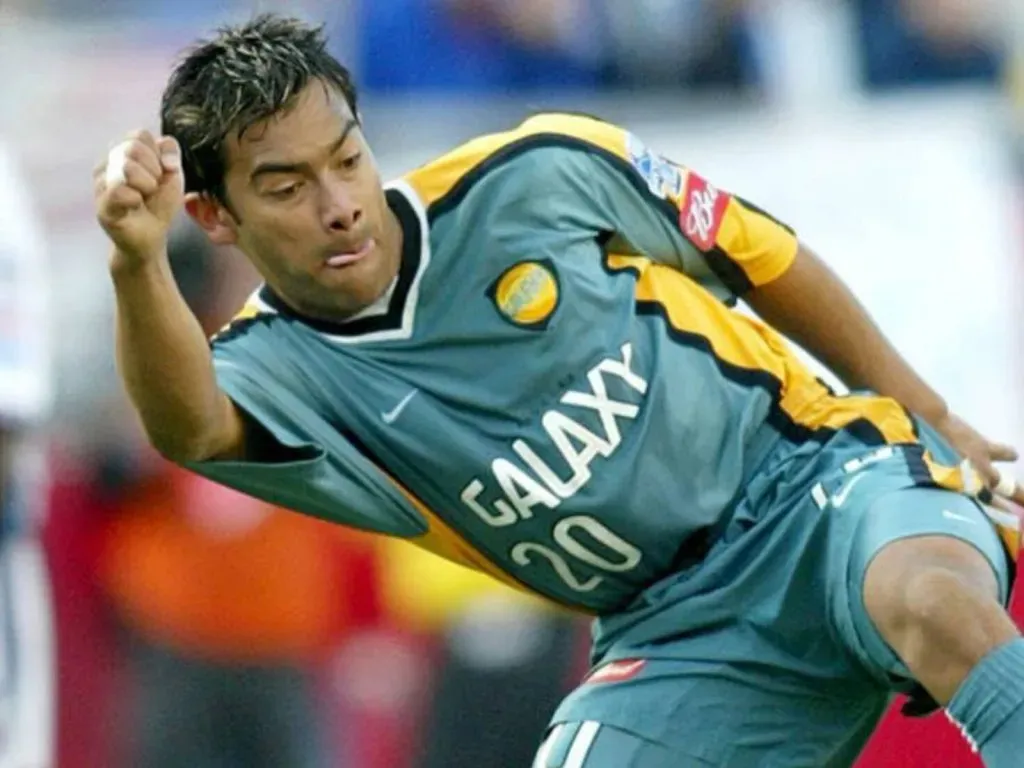 Pescadito Ruíz durante su gran 2002 en Los Ángeles Galaxy, con los viejos colores del club.