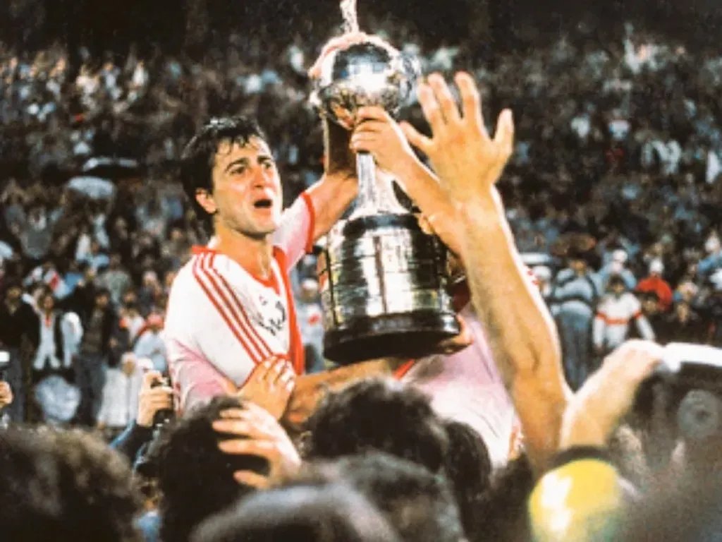 El Beto levantando la primera Copa Libertadores de River en 1986. (Prensa River)