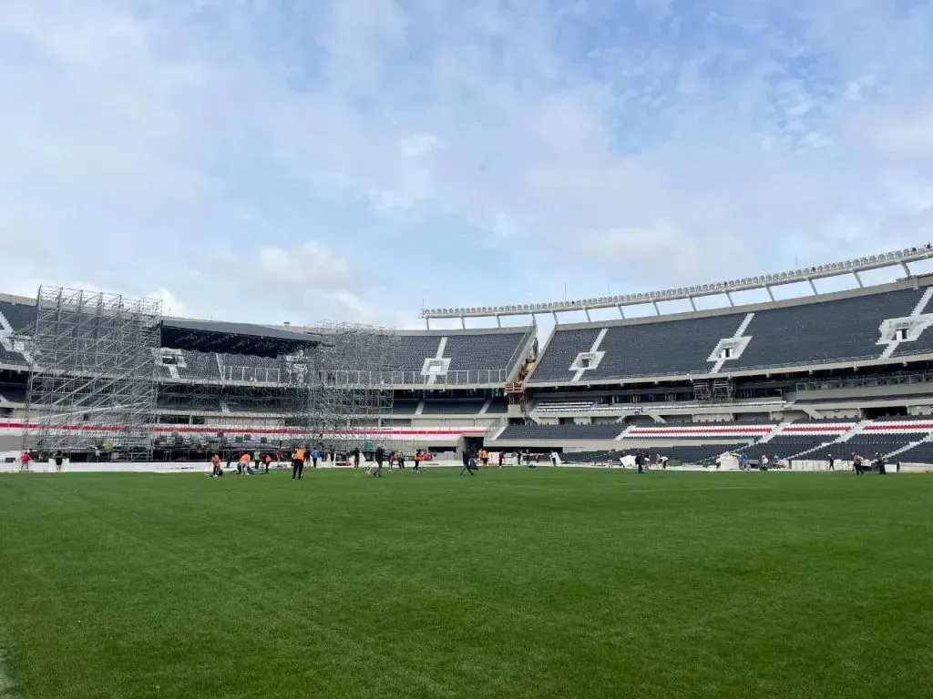 Así está el campo de juego del Monumental. (X: @Juanbalbi09)