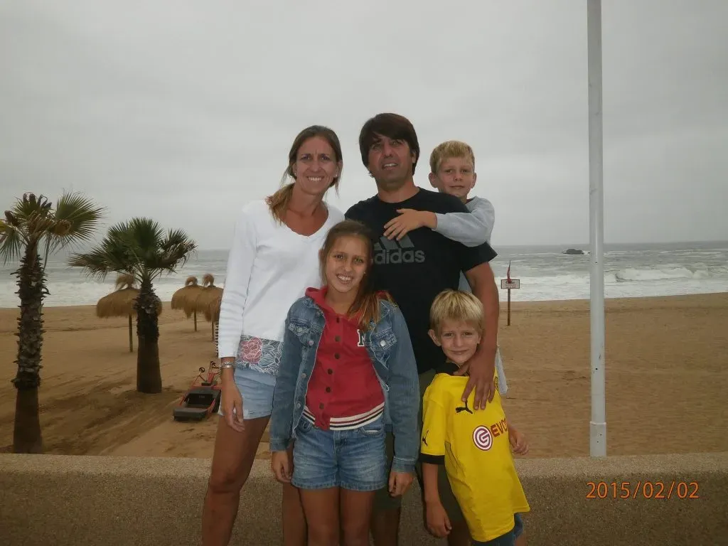Franco Mastantuono con siete años, detrás de su papá, Cristian, y junto a ellos su mamá, Sofía, y sus hermanos, Lucila y Valentín.