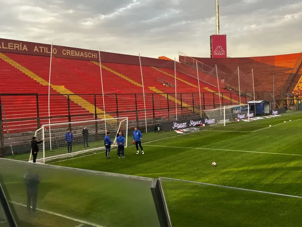 Los arqueros de la U calentaron las manos en un arco junto al del partido, para no dañar el césped. | Foto: Cristián Fajardo / RedGol