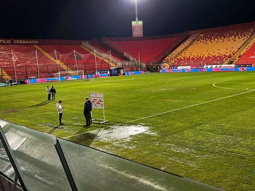 A minutos del comienzo del encuentro, los cancheros se pusieron manos a la obra con dejar impecable la cancha del Santa Laura para el duelo entre la U y Palestino | Foto: Cristian Fajardo.