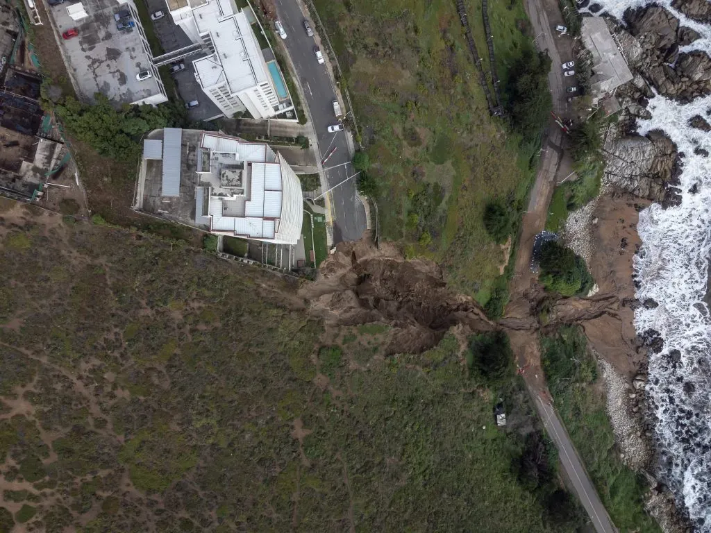 Vina del Mar, 23 de agosto de 2023
Deslizamiento de duna por el sistema frontal afecta a edificio Kandinsky ubicado en el sector dunas de Cochoa, provocando la evacuación preventiva de sus habitantes.
Jose Veas/Aton Chile