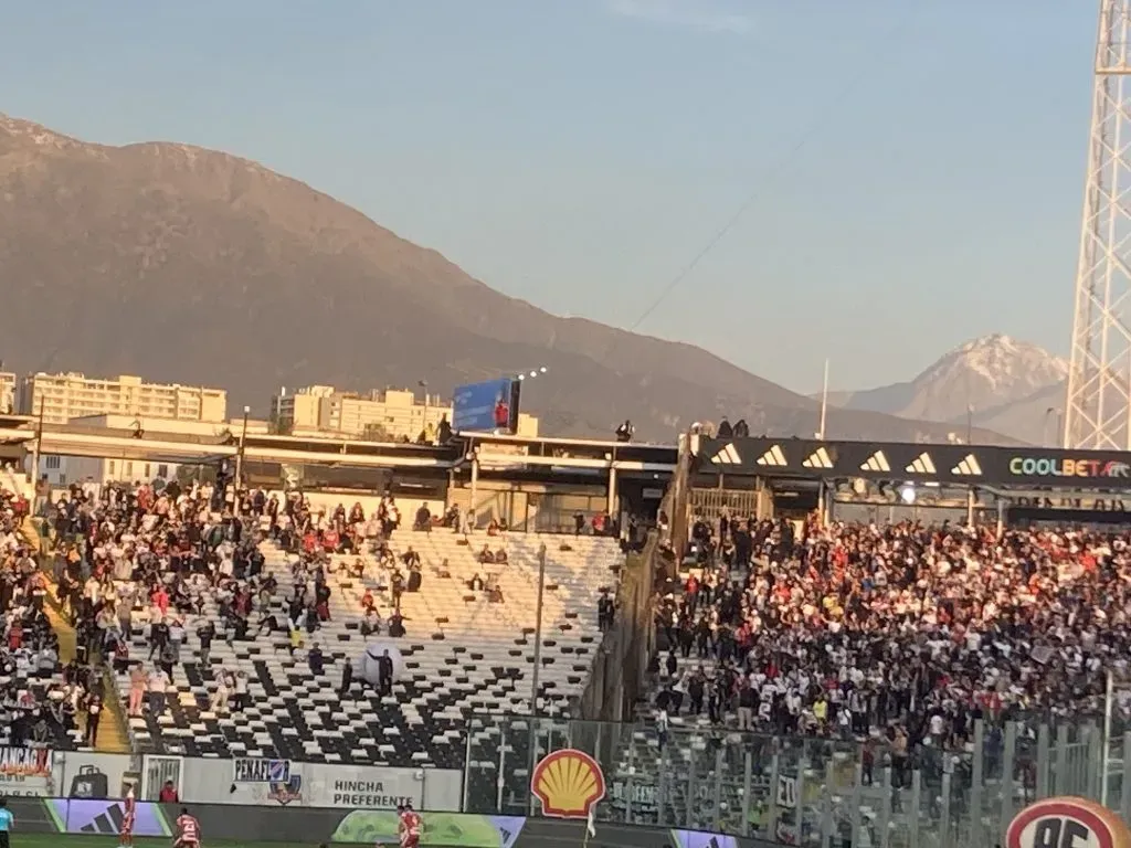 Los hinchas empezaron a treparse en el codo Galvarino. Foto: Redgol