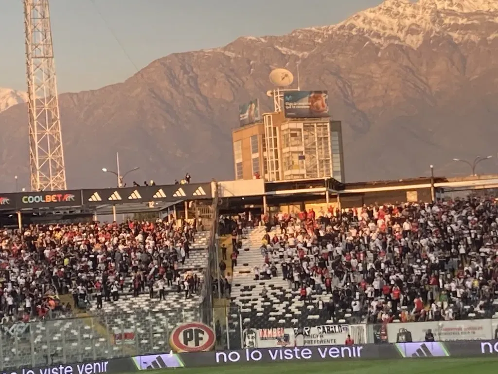 Los espectadores “desembarcando” en el sector Lautaro del Monumental. No lo vieron venir, como dicen los estáticos. Foto: Redgol.