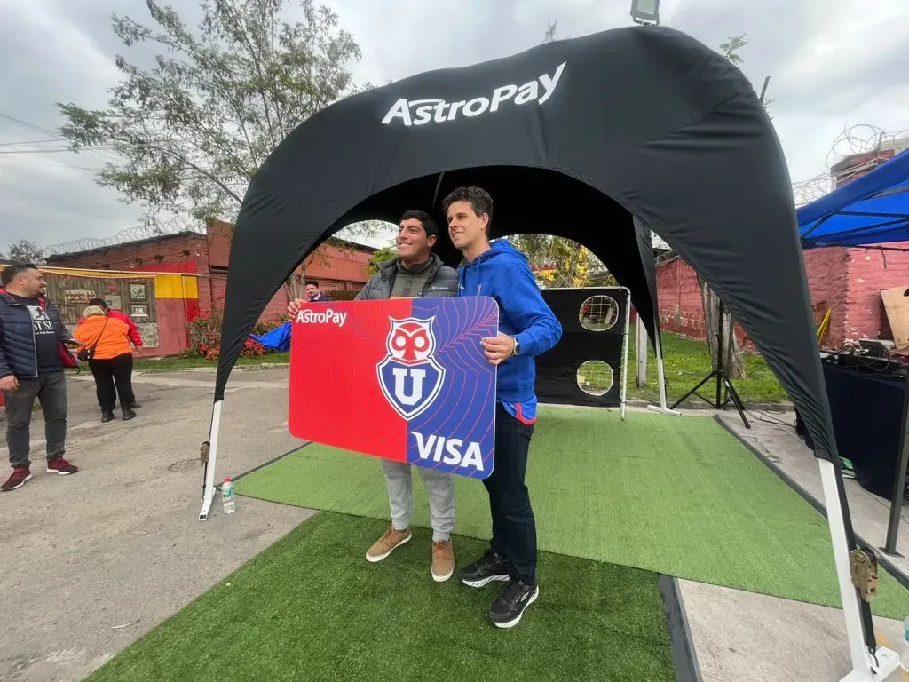 Diego Rivarola compartiendo con los hinchas en medio de la actividad de AstroPay en el estadio Santa Laura. Foto: Miguel Gutiérrez/RedGol.