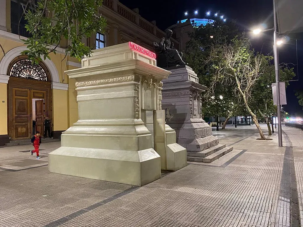 Lloratorio público afuera de la Casa Central de la Universidad de Chile