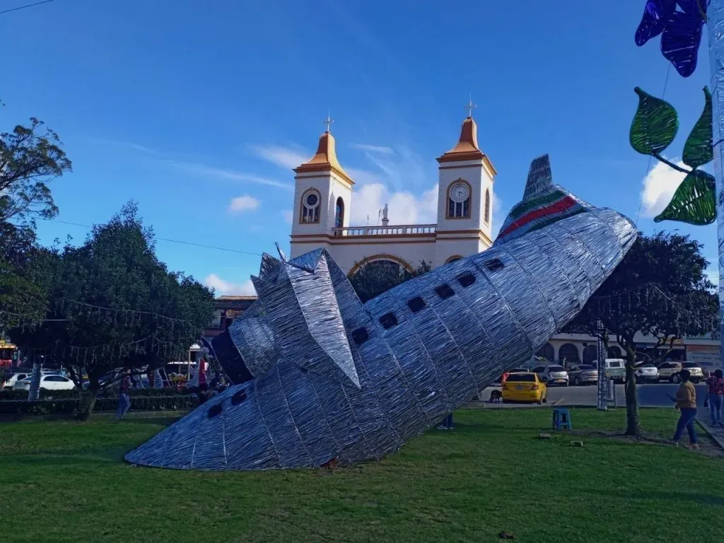 Así lucía el supuesto “homenaje” a las víctimas del vuelo RJ85. Fue la gente del lugar la que presionó para que lo sacaran.