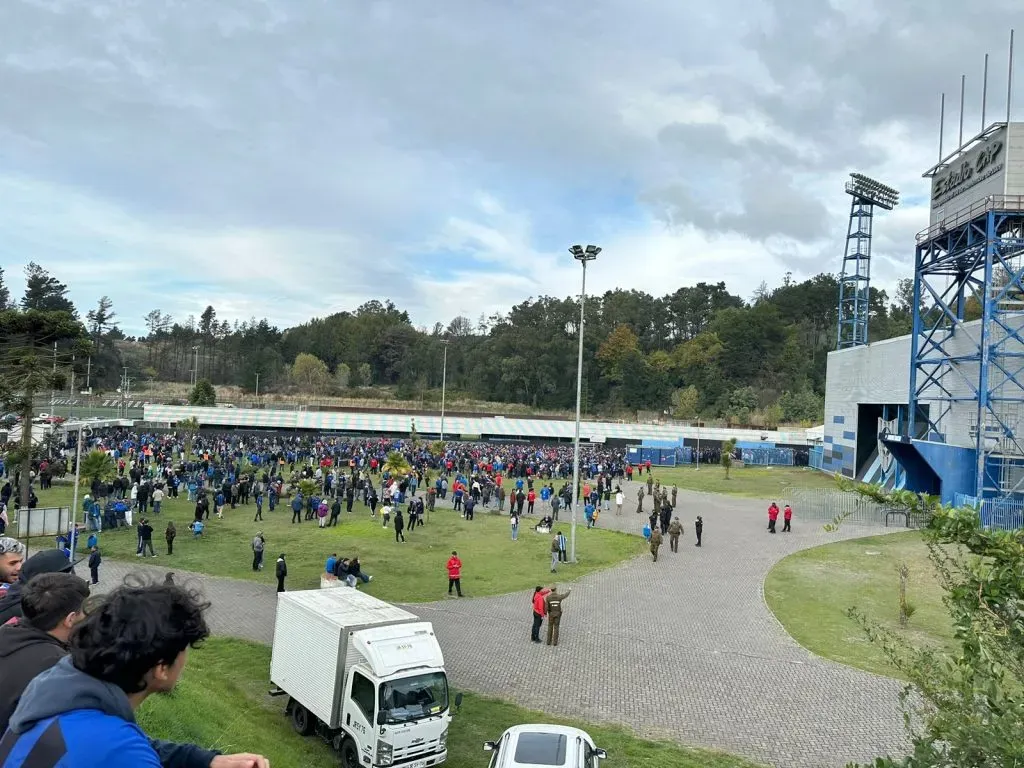 Evacuan estadio CAP de Talcahuano por aviso de bomba. Foto: Cristián Fajardo.