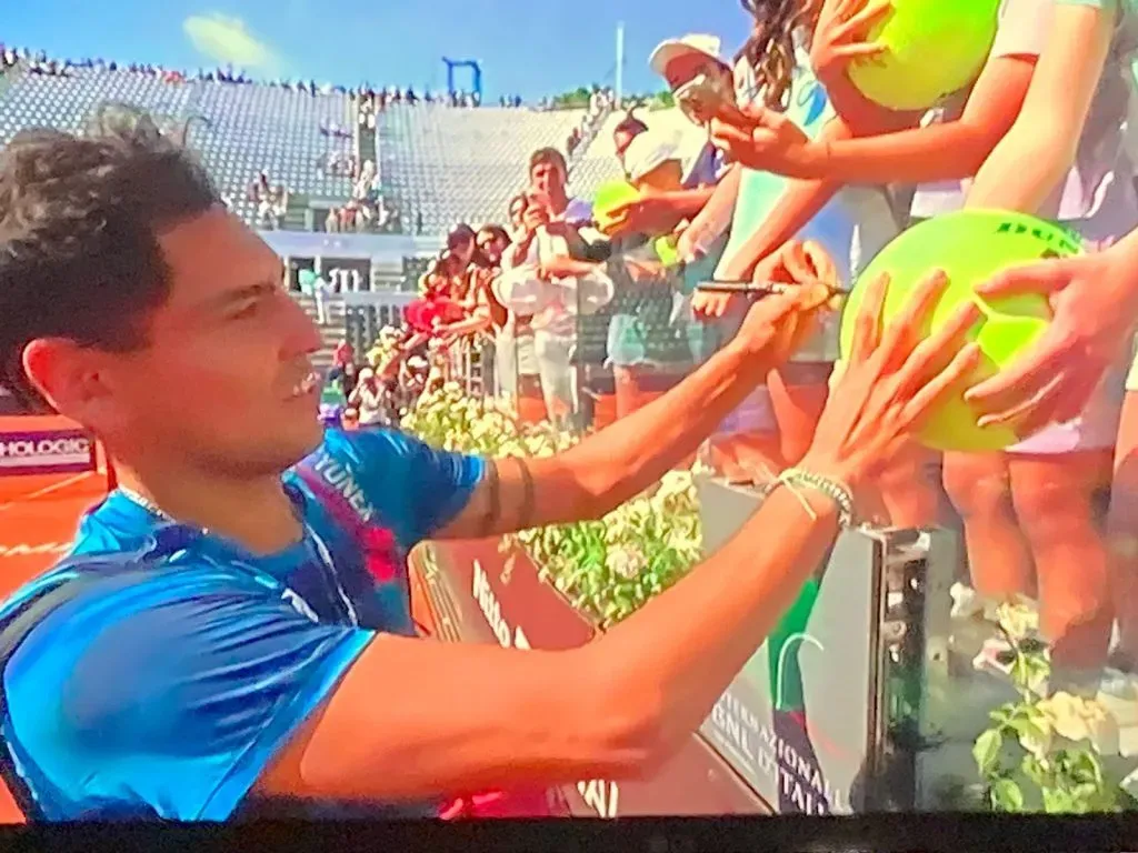 Alejandro Tabilo junto a los hinchas.