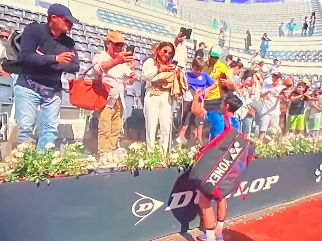 Alejandro Tabilo junto a los hinchas.