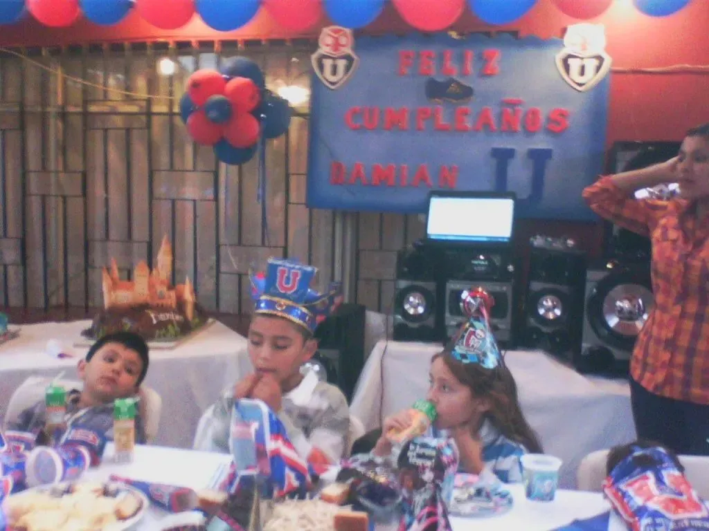 Damián Pizarro celebrando un cumpleaños infantil con la temática de la U