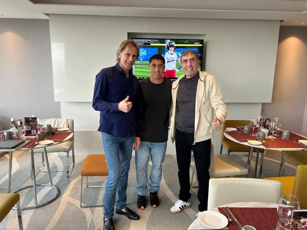 Ricardo Gareca y Nestor Bonillo, PF de La Roja, visitan a Luciano Cabral (ANFP)