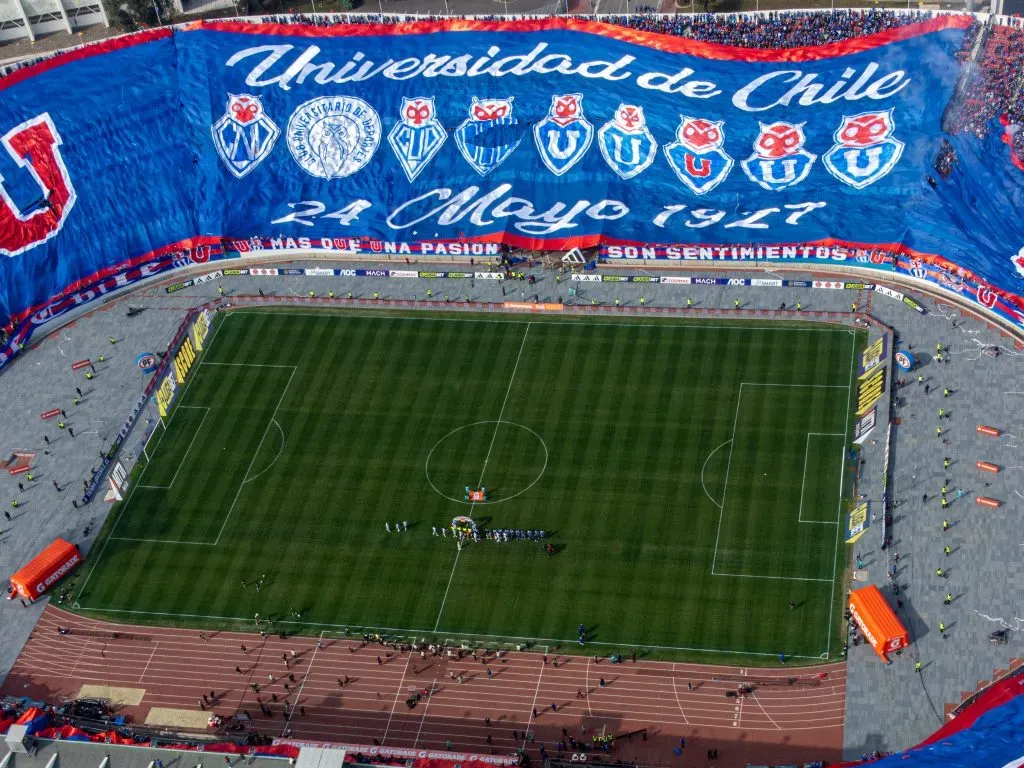 La bandera gigante que mostró la barra de U de Chile. Foto: Edwin Navarro/Photosport