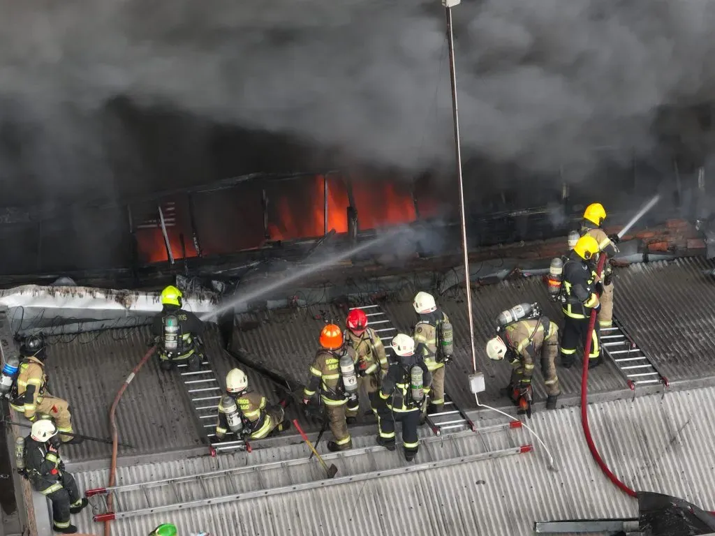 Incencio estructural afecta locales comerciales en barrio Meiggs, Estacion Central | Foto: ATON
