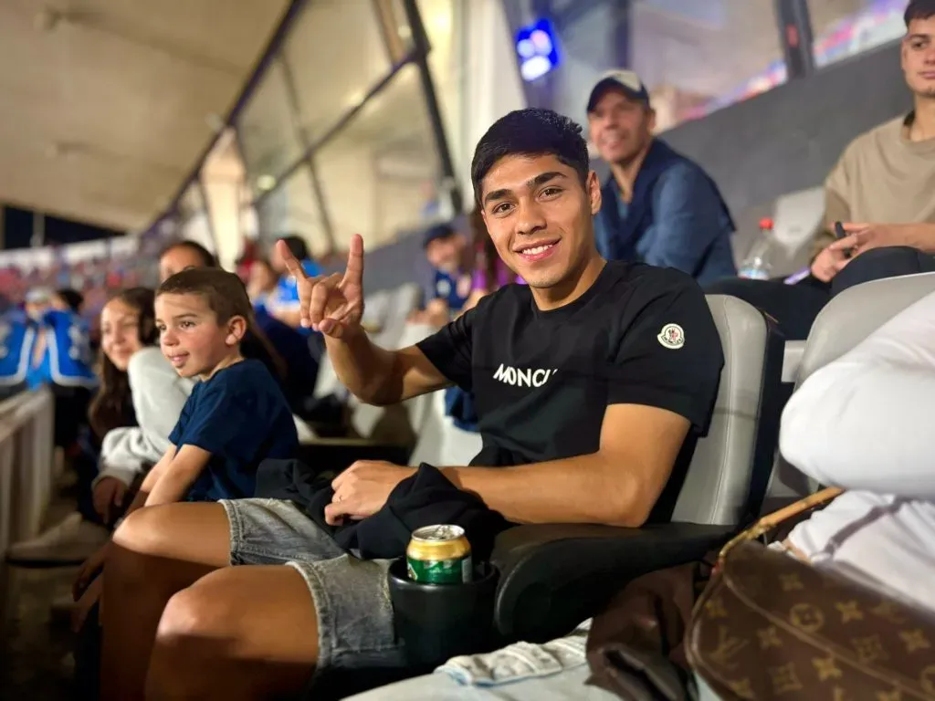 Darío Osorio viendo a Universidad de Chile en el Estadio Nacional. Foto: U de Chile.