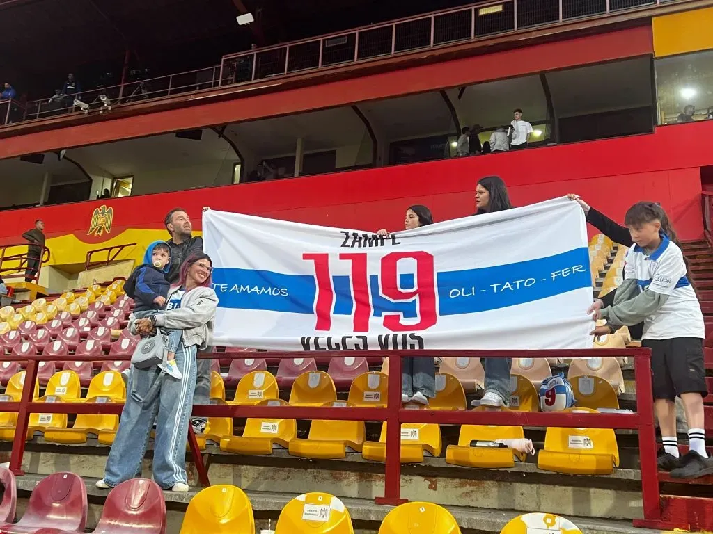 La familia de Zampedri le tenía una bandera sorpresa. Foto: Redgol.