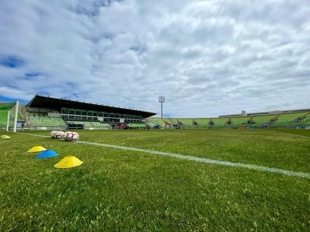 Así estaba el Estadio Elías Figueroa minutos antes del partido de Wanderers (@FutbolUdeC)