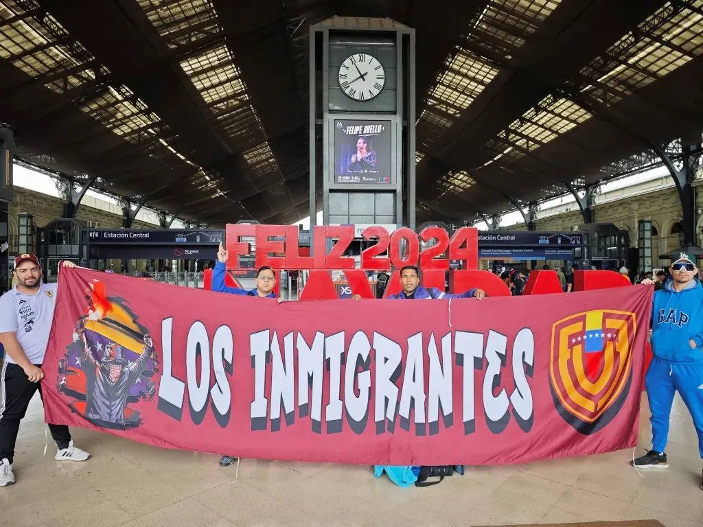 Grupos de hinchas venezolanos han llegado al país por el partido de las Eliminatorias.