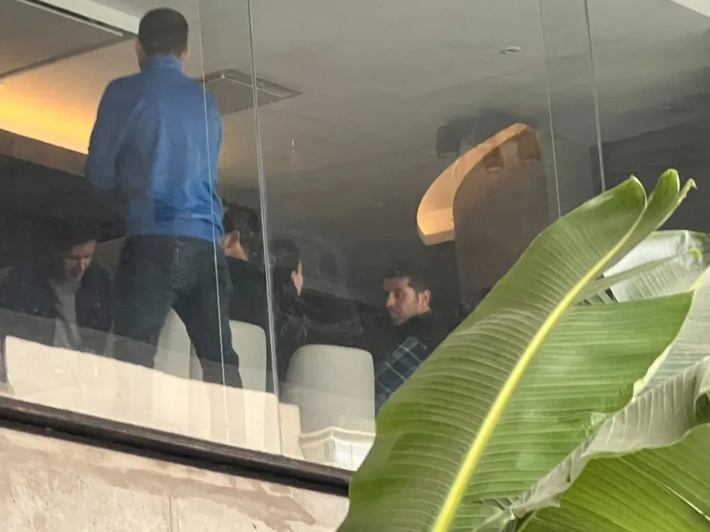 La pareja de Cecilia Pérez la acompaña, como es costumbre, en los partidos de la U. Foto: Redgol.