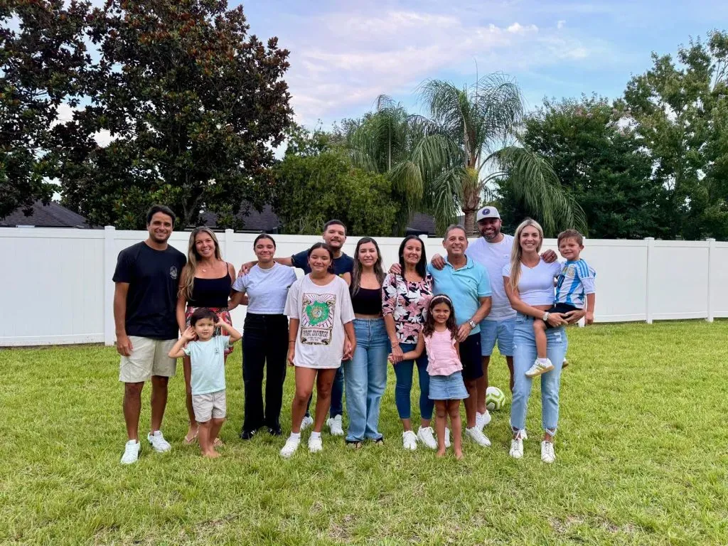 Pindinga Muñoz (polera celeste) junto a toda su familia se radicó en Estados Unidos