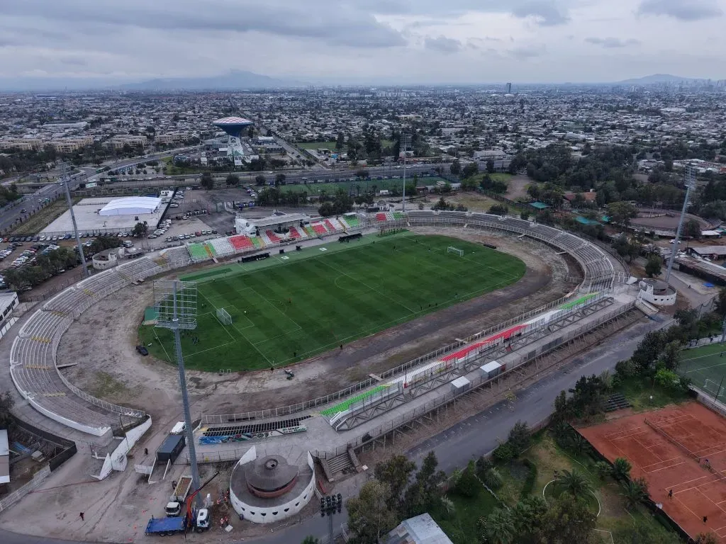 Palestino prenderá las luces: estadio de La Cisterna ya tiene instaladas las primeras torres de iluminación de su historia. (Foto: Palestino)