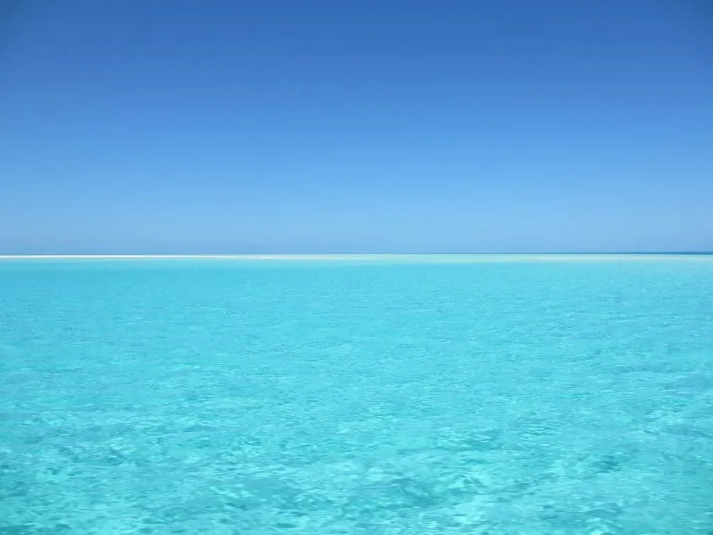 O incrível show de tons de azul no mar caribenho…