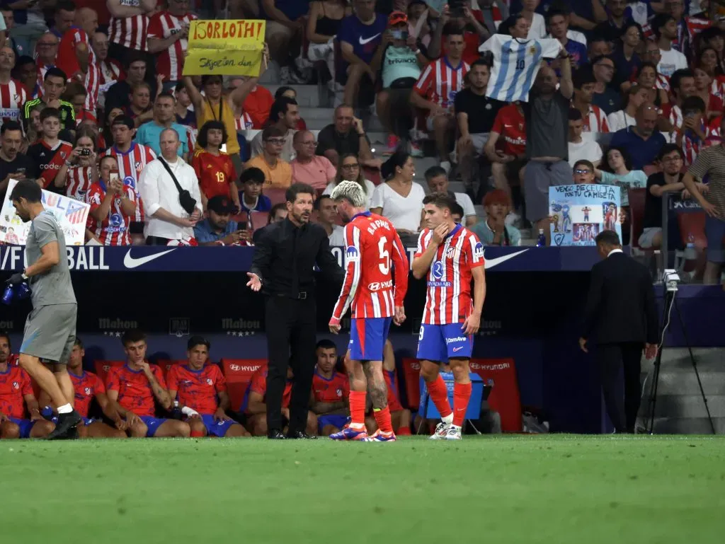 Julián Álvarez junto a Diego Simeone y Rodrigo De Paul en el Atlético de Madrid.