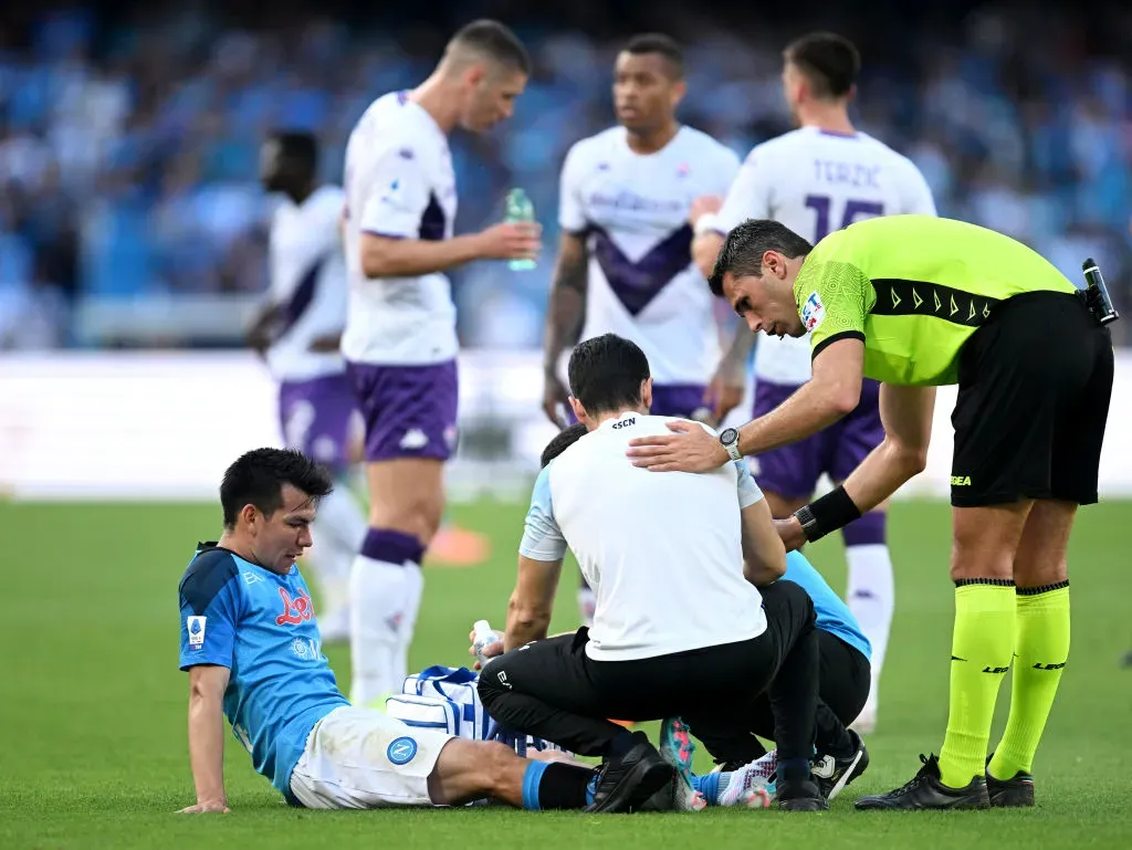 Hirving Lozano of SSC Napoli receives medical treatment during the Serie A match between SSC Napoli. (Photo by Francesco Pecoraro/Getty Images)
