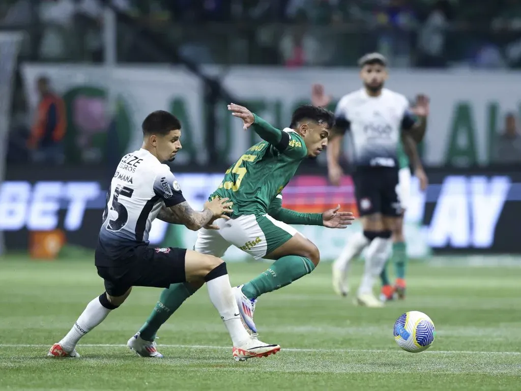 Léo Mana em ação pelo Corinthians contra o Palmeiras. (Photo by Alexandre Schneider/Getty Images)